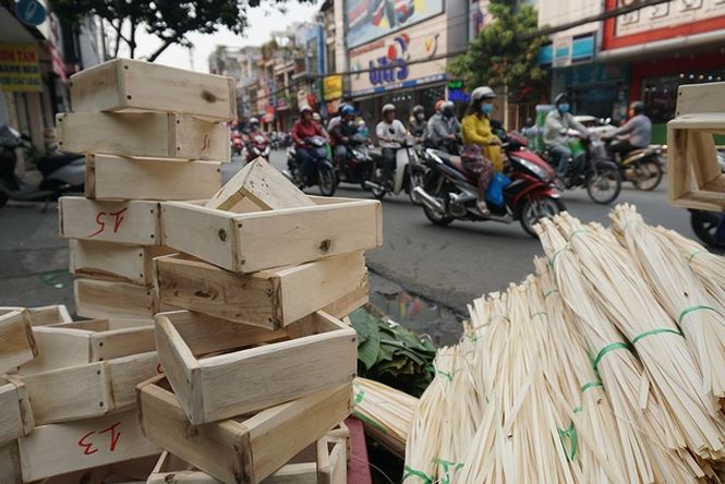 120.000 đồng một bó lá dong bán vỉa hè Sài Gòn